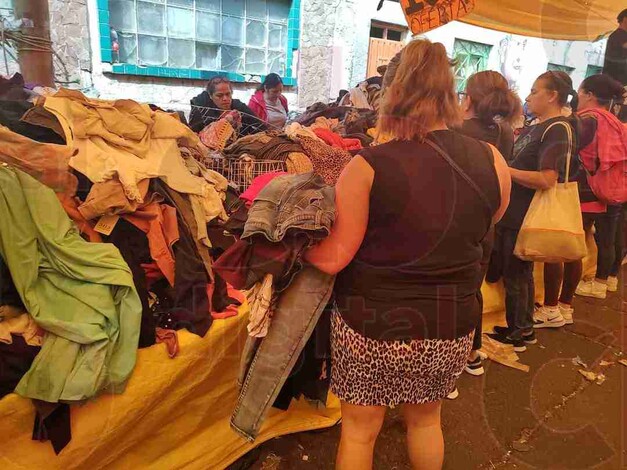 Venta de ropa de paca; negocio ascendente en tianguis de Morelia