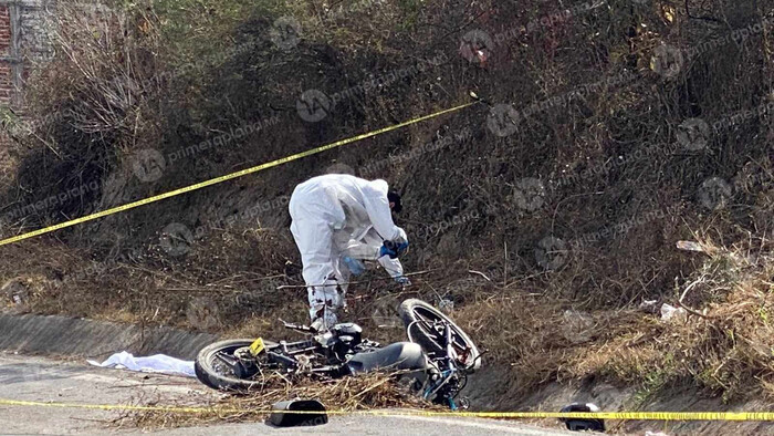 Viajan en moto y derrapan en la Morelia-Mil Cumbres, uno muere