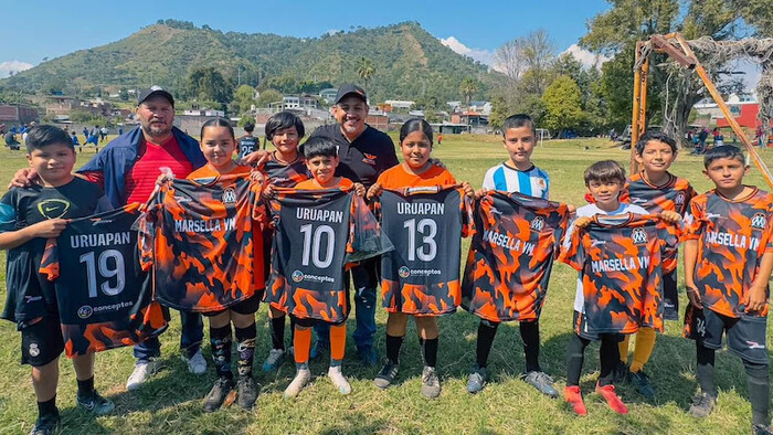 Víctor Manríquez entrega uniformes a deportistas