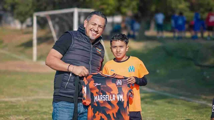 Víctor Manríquez entrega uniformes a deportistas