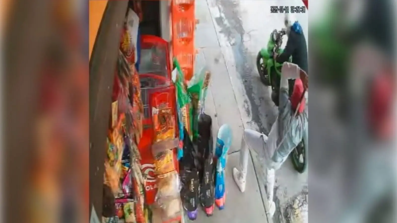 #Video: “A manguerazos” frustran asalto en tiendita de Tultitlan