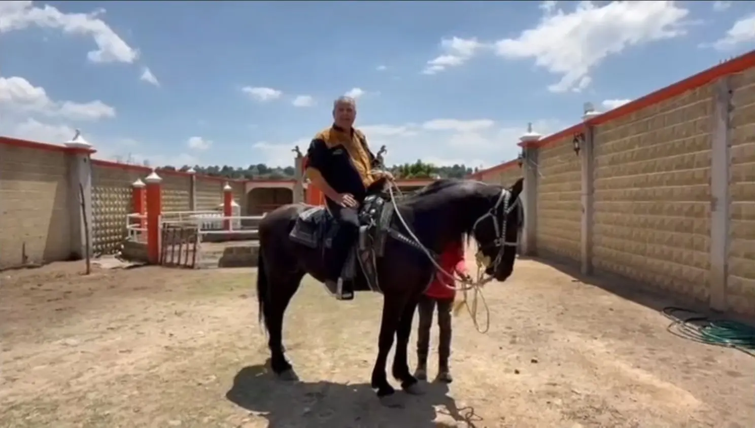 #Video: Abuelito hace invitación a los XV de su nieta en Tlaxcala