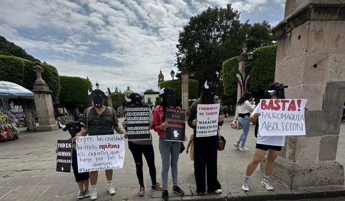 #Video | Activistas se manifiestan contra las corridas de toros frente a la Catedral de Morelia