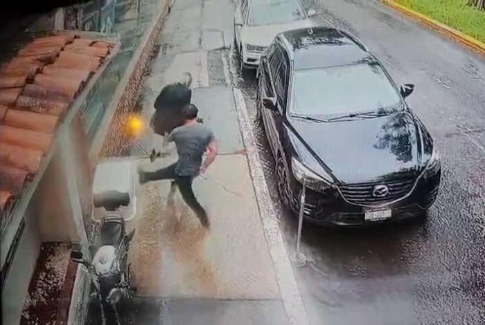 #Video | Adulto mayor es agredido por un sujeto en la colonia Camelinas de Morelia