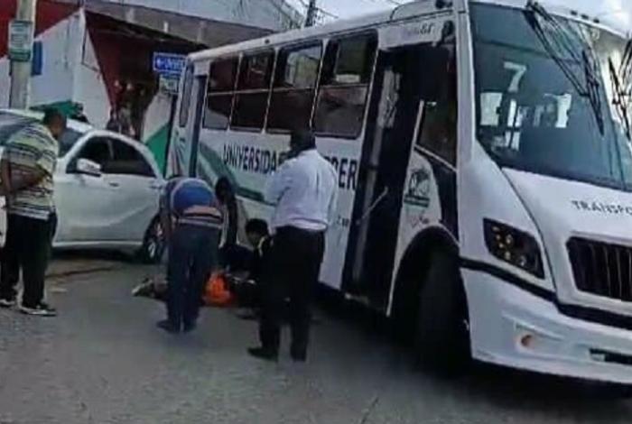 Video | Adulto mayor es atropellado por camión escolar de la Universidad Montrer, en Jesús del Monte