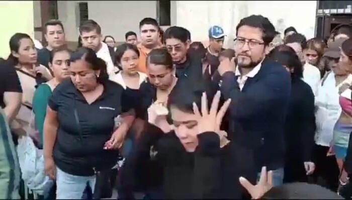 #Video | Al grito de “asesina” corren a ex-alcaldesa de Chilpancingo del velorio de Alejandro Arcos