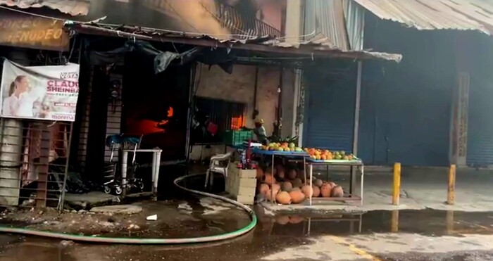 #Video | Arde zapatería en el Mercado Cuauhtémoc de Lázaro Cárdenas