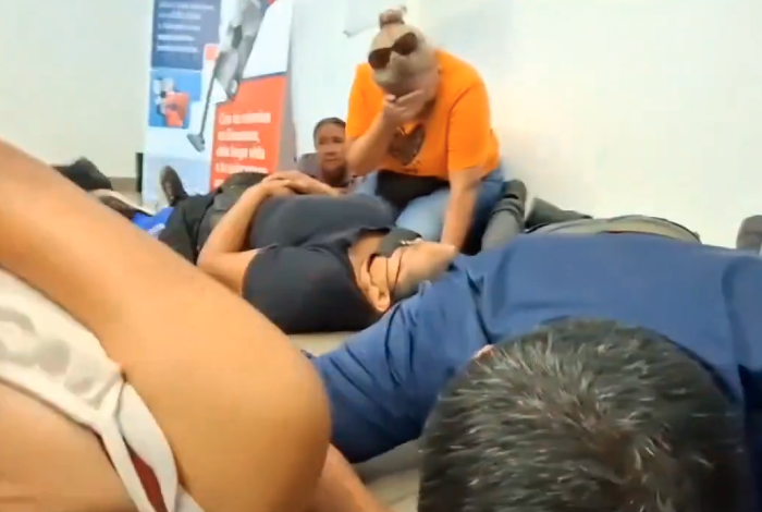 #Video | Asalto a un Banamex y balacera, deja escenas de pánico entre clientes del banco