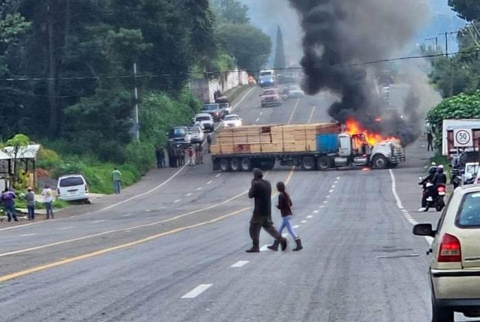 #Video | Atacan a policías en Tacámbaro; hay un herido y un presunto delincuente detenido y bloqueos carreteros en #Michoacán