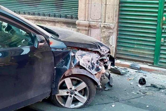 #Video | Auto choca contra un inmueble en el Centro Histórico de Morelia