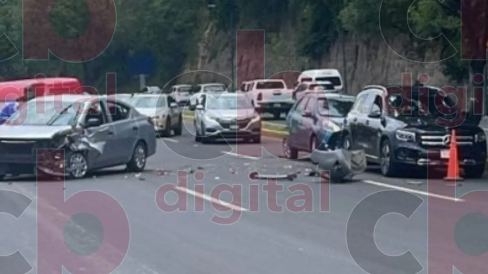#Video: Auto sin control choca dos autos en el libramiento de Morelia