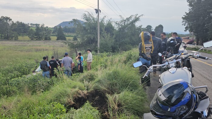 #Video | Auto vuelca en la Quiroga-Morelia; adulto mayor queda herido