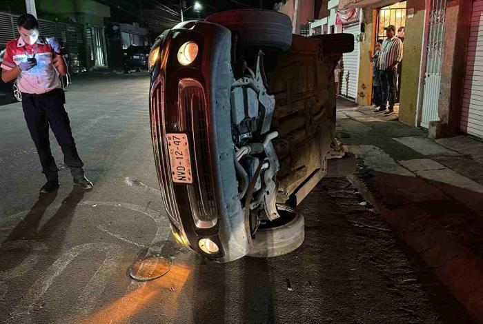 #Video | Auto vuelca en la zona Sur de Morelia, su conductor resultó solo con golpes leves
