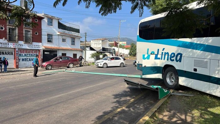 #Video | Autobús choca contra poste metálico y lo derriba, en Pátzcuaro 