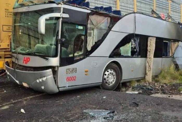 #Video | Autobús HP es embestido por el tren en la Atlacomulco-Maravatío; hay 10 muertos y varios heridos