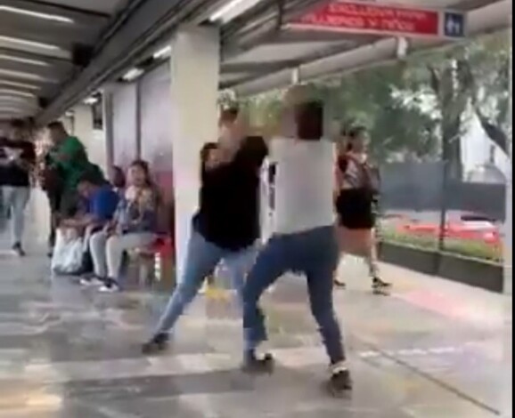 #Video | ¡Batalla campal en pleno Metro! Dos mujeres se enfrentan en General Anaya y causan revuelo