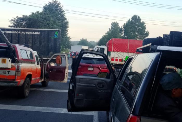#Video | Bloqueda la carretera Uruapan–Los Reyes, por detención de un habitante de Nuevo Zirosto