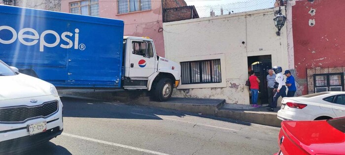 #VIDEO Camión refresquero choca contra banqueta y casa al norte de Morelia