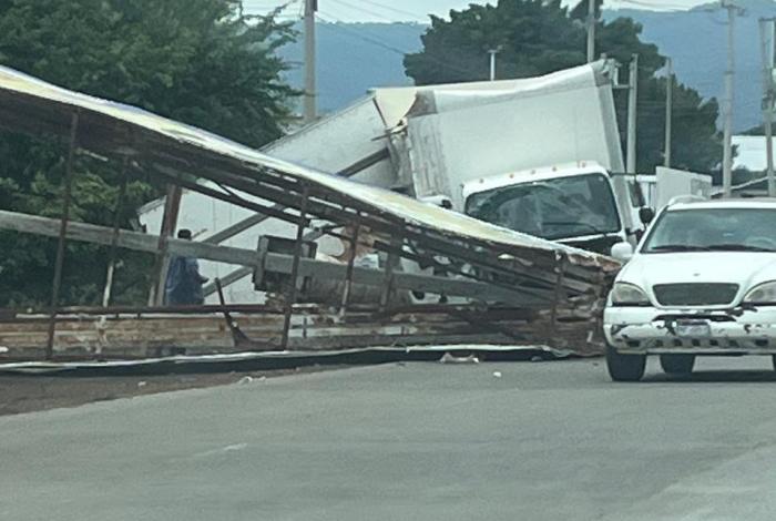 #Video | Camión sin frenos provoca espectacular accidente; hay cuantiosas pérdidas materiales