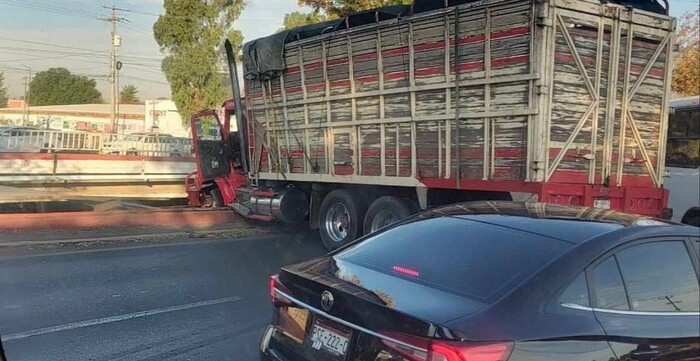 #Video | Camión torton a punto de caer de puente en el periférico de Morelia