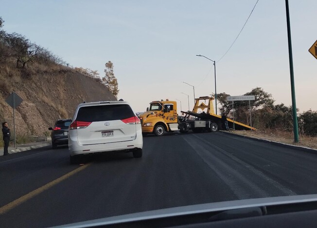 #Video | Camioneta cae a terreno en declive a la orilla del Ramal Camelinas