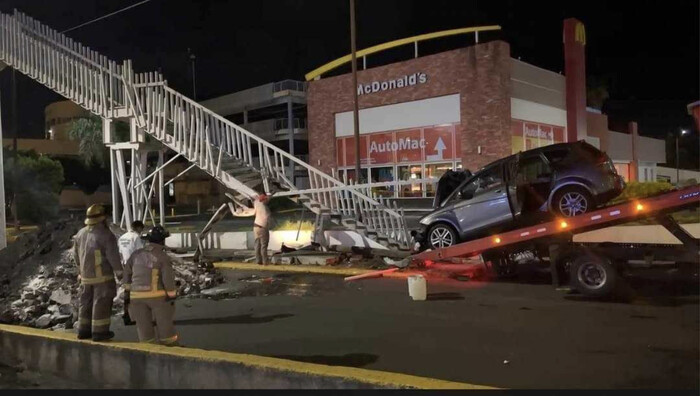 #Video | Camioneta choca contra puente peatonal en la Av. Camelinas de Morelia