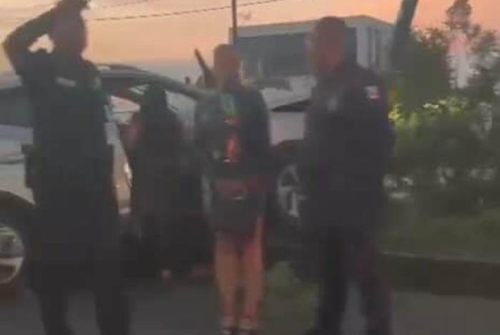 #Video | Camioneta choca contra árbol y poste metálico en Av. Madero Poniente de Morelia