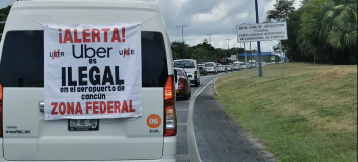 #Video | Caos vial y golpes en la manifestación de transportistas en el Aeropuerto de Cancún