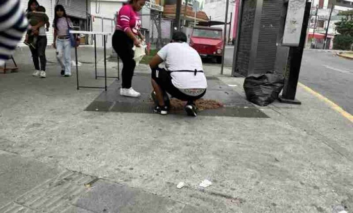 #VIDEO: Captan a trabajadores de taquería recogiendo carne del suelo en Monterrey