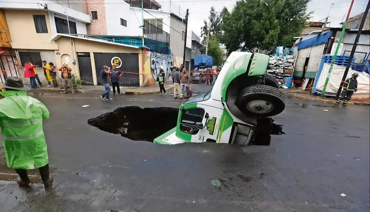 #Video: Captan momento en el cuál un camión de refresco se hunde en un socavón en Iztapalapa