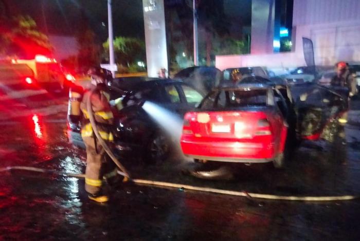 #Video | Carro se impacta contra agencia de automóviles y estalla en llamas en Morelia