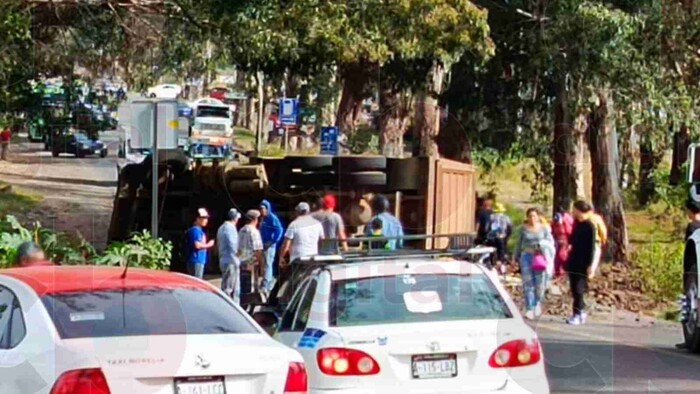 #Video: Cerrada la Mil Cumbres por volcadura de camión con grava