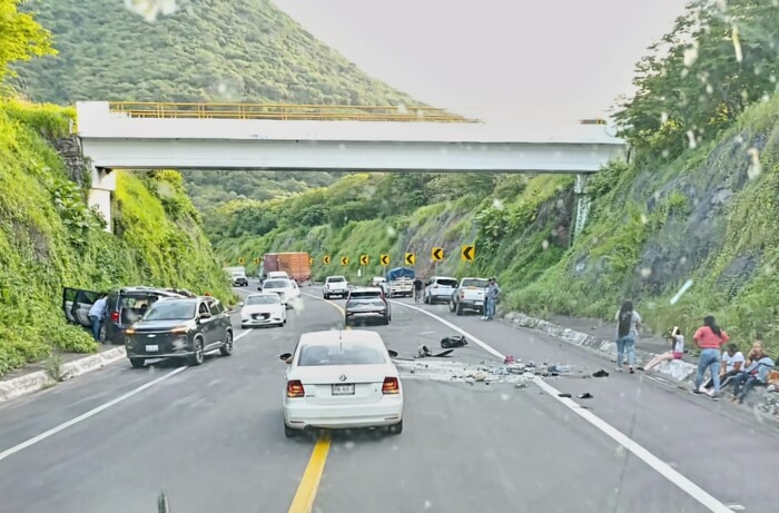 #Video | Choque de camionetas deja al menos 3 heridos en la Siglo XXI