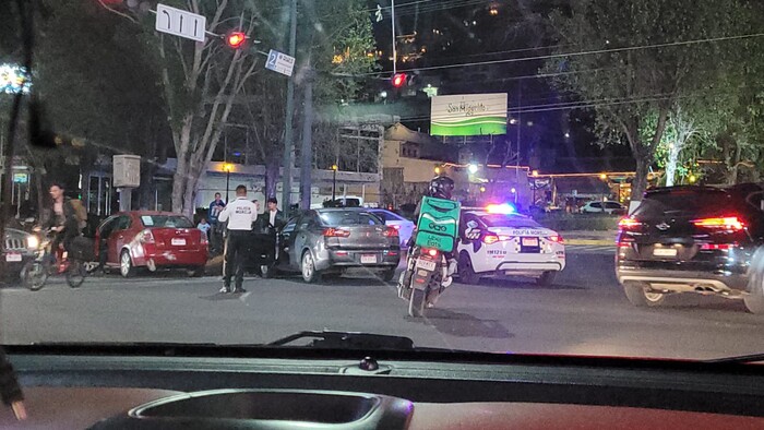 #Video | Choque entre 2 autos genera caos vial en la Av. Camelinas de Morelia