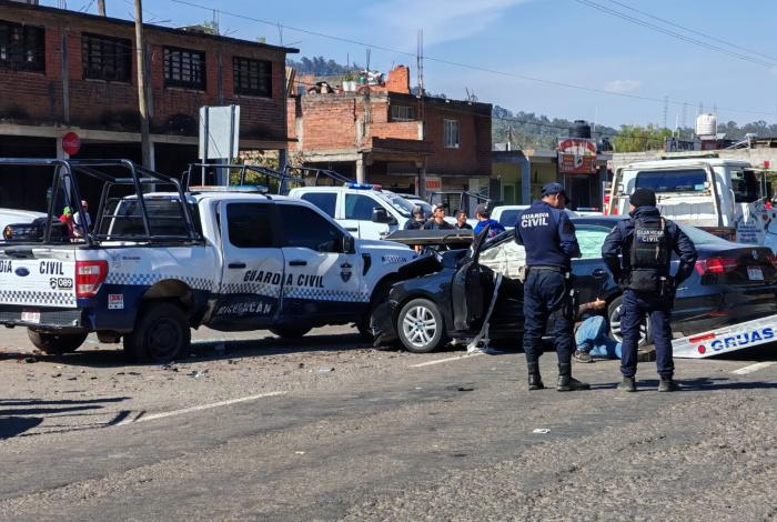 Video | Choque vehicular múltiple deja 8 heridos en Tzurumútaro; patrulla de la GC está involucrada