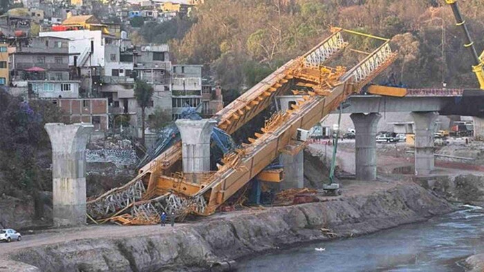 Video: Colapsa maquinaria en obras de tren Interurbano en CDMX