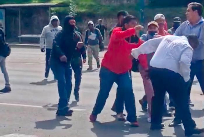 #Video | Comuneros de Arantepacua agreden a golpes al director de Gobernación Ricardo Palomino