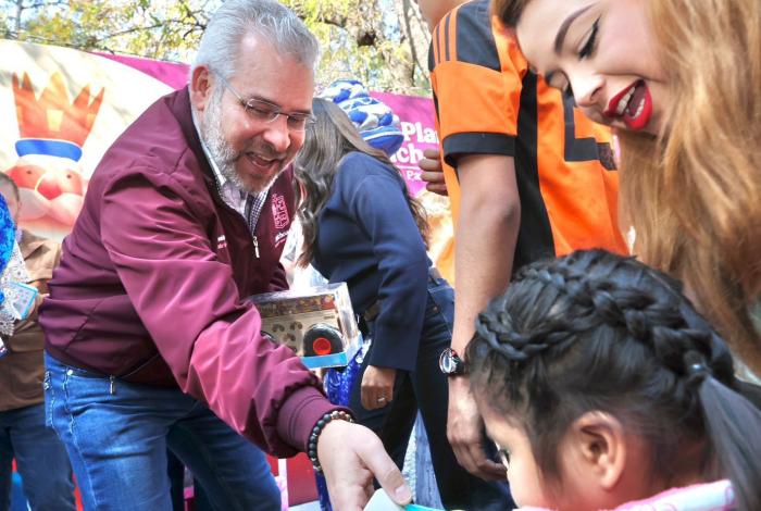Video | Con entrega de juguetes, celebra Bedolla el Día de Reyes en la Villa Navideña