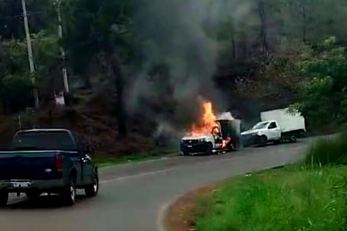 VIDEO | Delincuentes roban camioneta repartidora y la queman en la Uruapan-Lombardía