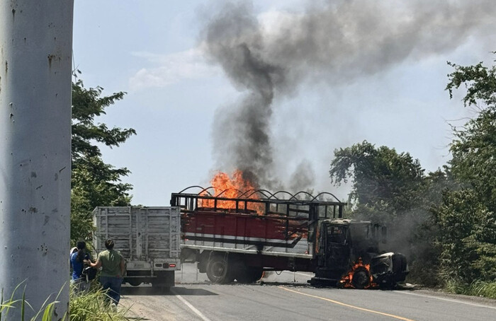 #Video | Desconocidos incendian camión de carga en los límites de Colima y Michoacán