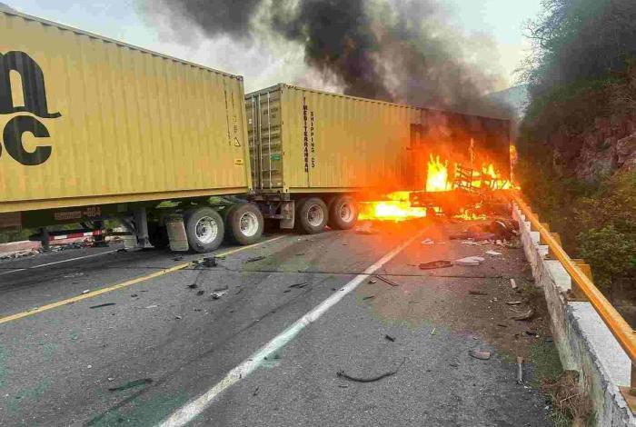 #Video | Dos muertos y un herido tras fatal choque, en la autopista Siglo XXI