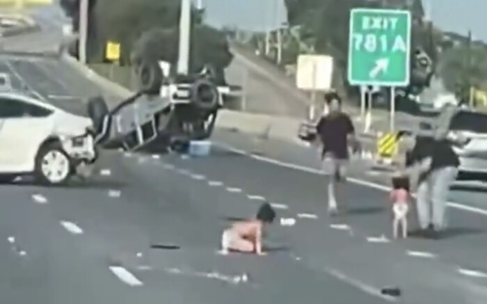 #Video | Dos niños pequeños sobreviven tras ser expulsados de automóvil que volcó en Texas