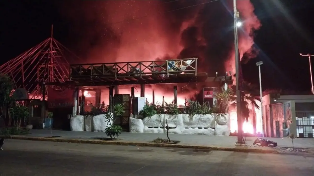 #Video: Dos restaurantes de lujo fueron quemados por hombres armados en Acapulco