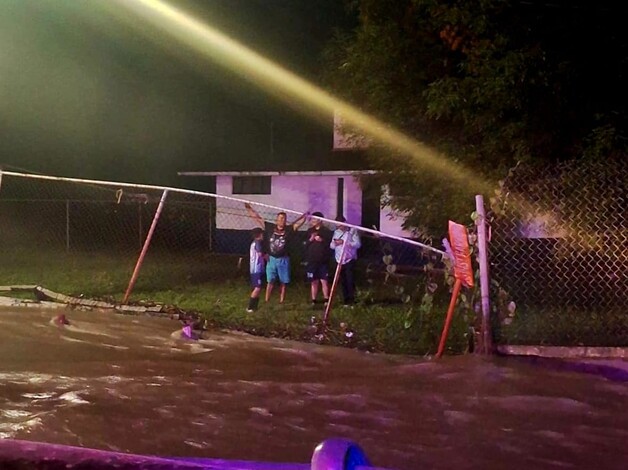 #Video | En Morelia, 4 personas quedan atrapadas en área inundada de las Canchas de Policía y Tránsito