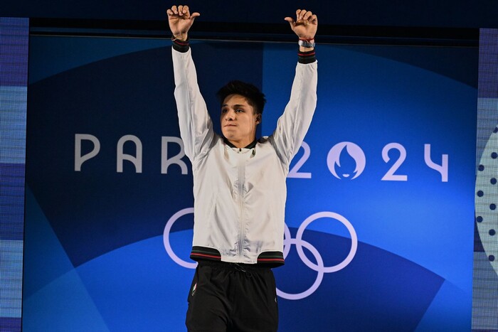 #Video | ¡Es de bronce! Osmar Olvera concluye tercero en final de clavados en París 2024