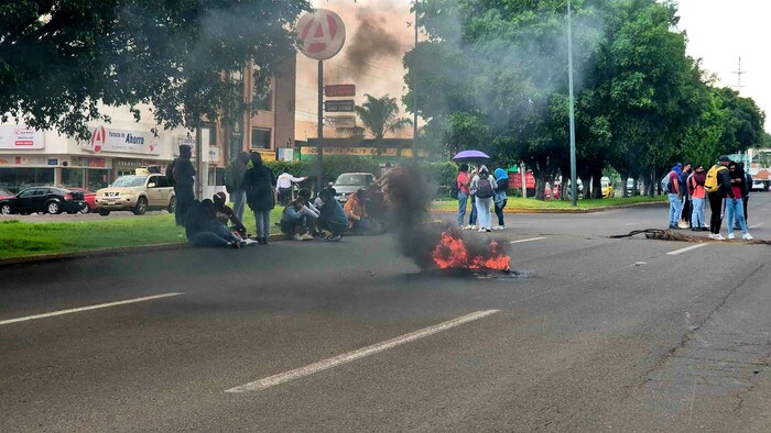 #Video | Estudiantes normalistas bloquean Libramiento Independencia en Morelia