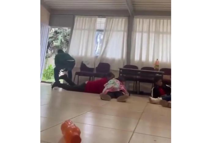 VIDEO: Estudiantes se refugian durante balacera cerca de escuela en Zitácuaro