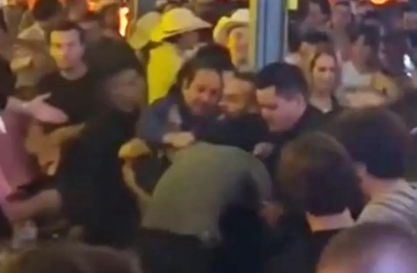 Video: Exgobernador de Queretaro protagoniza pleito en bar