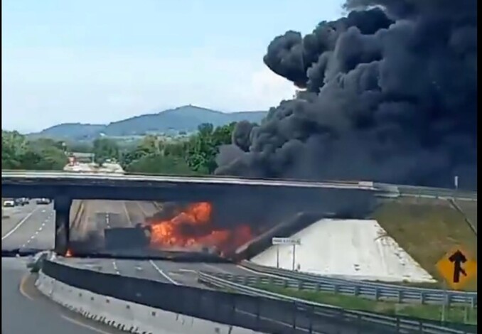 #Video | ¡Explosión en la autopista! Pipa estalla en la Guadalajara-Colima, generando caos