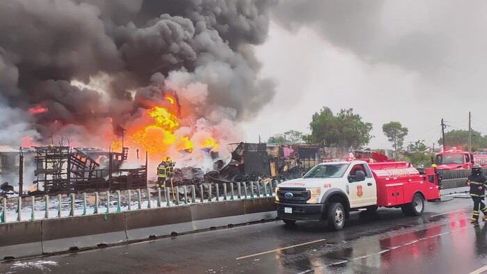 #Video | Fuerte incendio consume aproximadamente 30 viviendas en Nezahualcóyotl, Edomex